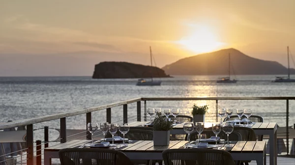 "The Veranda": Δείπνο στη σκιά του Ποσειδώνα