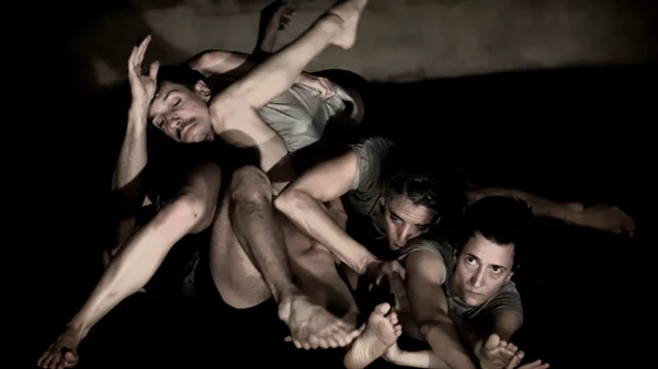 Εφήμερες αποκαλύψεις και γκροτέσκες εικόνες στον "Κήπο"