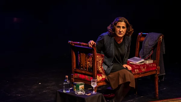 "Ρόζα Εσκενάζυ, η βασίλισσα του ρεμπέτικου": Παράταση λόγω επιτυχίας για την παράσταση που σκηνοθετεί ο Αντώνης Λουδάρος