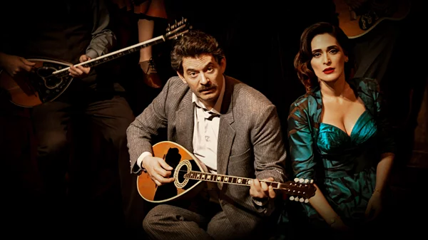 Η τραγουδίστρια Μαρίκα Νίνου λάμπει στο Θέατρο Τέχνης με ζωντανό ρεμπέτικο, χορό και ακροβατικά