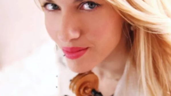 Οι Νora's Cinematic σε ένα ακουστικό σετ στο Foyer του Θεάτρου Τζένη Καρέζη