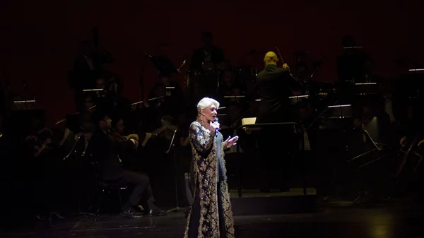 Μαρινέλλα: Αποθέωση από 5.000 κόσμου, σε μια θαυμάσια σύμπραξη με τη Συμφωνική Ορχήστρα "Φιλαρμόνια"