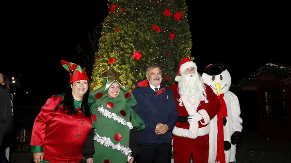 Εντυπωσιακή φωταγώγηση του χριστουγεννιάτικου δέντρου στο Πεδίο του Άρεως