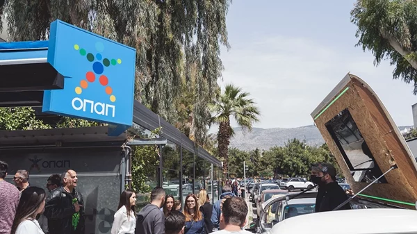 Διασκέδαση με πρωταγωνιστές τα "ΕΦΤΑΡΙΑ" του ΣΚΡΑΤΣ σε κατάστημα ΟΠΑΠ της Κηφισιάς – Ξεχωριστό event με πολλές εκπλήξεις την Τρίτη το απόγευμα