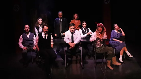 "Ο καθένας πεθαίνει μόνος του": Πρώτες εικόνες από την παράσταση του Φώτη Μακρή στο Studio Μαυρομιχάλη