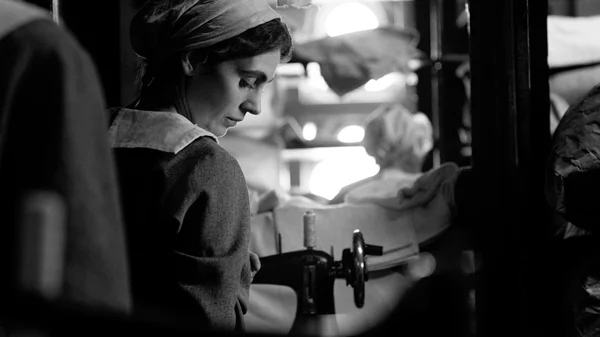 Το "Κορίτσι με τη Βελόνα" είναι ένα γοτθικό κινηματογραφικό παραμύθι βασισμένο σε αληθινή ιστορία