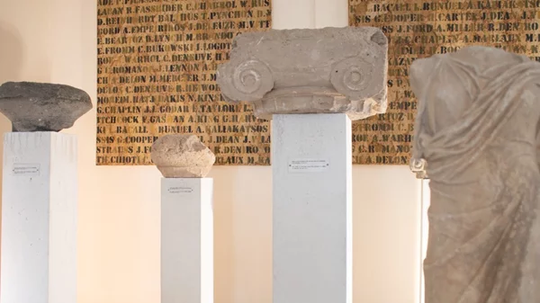 Τα "επιγραφόμενα" του Πάνου Χαραλάμπους στο Αρχαιολογικό Μουσείο Πόρου