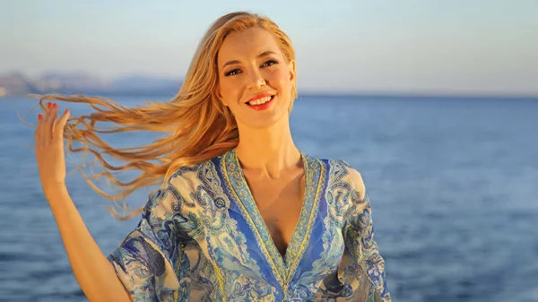 "Σε Λατρεύω": Η Τίνα Αλεξοπούλου έρχεται με καλοκαιρινή διάθεση και νέο τραγούδι