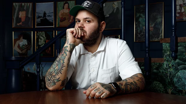 Ο Άνταμ Κοντοβάς υπογράφει το νέο bar-food μενού του "Mr.Fox"