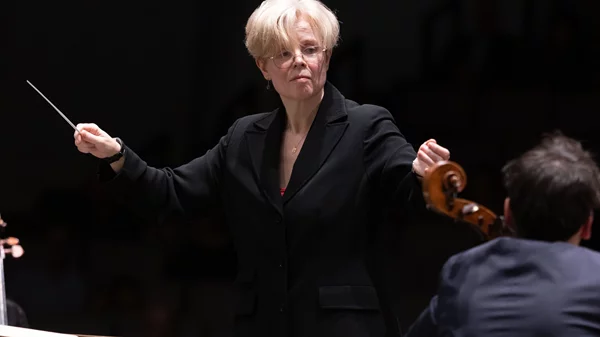 Η Catherine Larsen Maguire διευθύνει την Underground Youth Orchestra