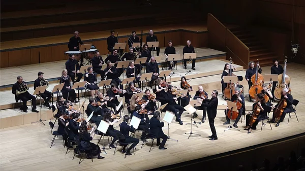 Διαφωτιστικές αναγνώσεις έργων κλασικισμού και ρομαντισμού με όργανα εποχής από Kαμεράτα- Πέτρου στο Μέγαρο