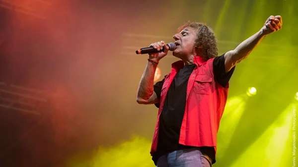 Ο Βασίλης Παπακωνσταντίνου ολοκληρώνει την περιοδεία του "50 χρόνια" στο Κατράκειο