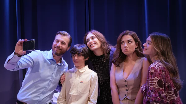 "Unfriend": Η θεότρελη κωμωδία που σπάει ταμεία στο West End για πρώτη φορά στην Ελλάδα!