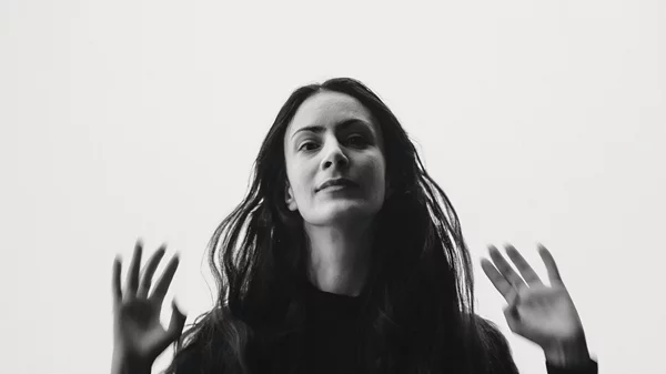 Η Ιόλη Ανδρεάδη ανασυνθέτει με ανατρεπτική ματιά το "Όσα παίρνει ο άνεμος"