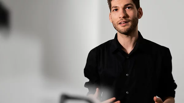 Ο Ορέστης Παπαϊωάννου "ξαναγράφει" το soundtrack της όπερας "The Fall of the House of Commons"