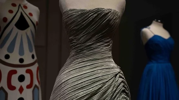 Με την πλουραλιστική έκθεση "Δίασμα" το Ίδρυμα Βασίλη Παπαντωνίου γιορτάζει τα 50 χρόνια του και προαναγγέλλει ένα μουσείο μόδας