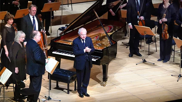 Άντρας Σιφ – Κυπριανός Κατσαρής: Δύο μεγάλες προσωπικότητες του πιάνου συναρπάζουν στο Μέγαρο