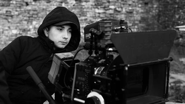 Long read: Η αμφιλεγόμενη σχέση τέχνης και πολιτικής στην Αλβανία μέσα από ένα νέο βιβλίο και μια συζήτηση με τον Armando Lulaj