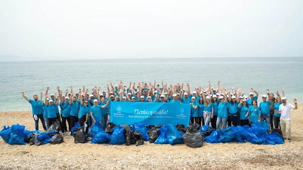 Πρωτοβουλία καθαρισμού παραλίας από την Ποτοποιία Πλωμαρίου Ισίδωρος Αρβανίτης, και του Πανεπιστημίου Αιγαίου