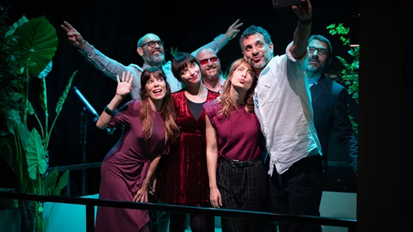 "Τέλειοι ξένοι": Πρώτα στιγμιότυπα από την all star παράσταση