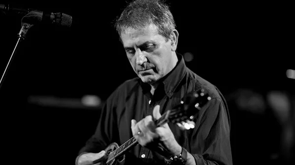 Ο Γιώργος Νταλάρας μαζεύει ξανά την πιο "Ωραία Παρέα" στη σκηνή του Christmas Theater