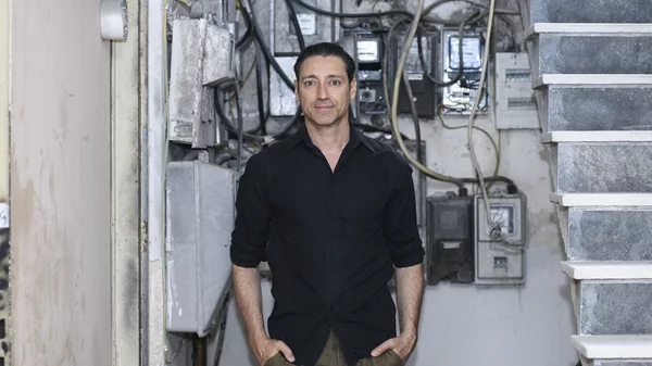 "Καμάρες": Το πολυμορφικό πείραμα του Ευριπίδη Λασκαρίδη στην Ελευσίνα