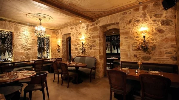 "Mouton": ένα ατμοσφαιρικό wine bar & resto στο Κολωνάκι