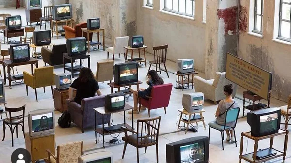 10+ εκθέσεις σύγχρονης τέχνης που λάμπουν σαν αστέρια μέσα στις γιορτές – Ώρα να τις δείτε από κοντά