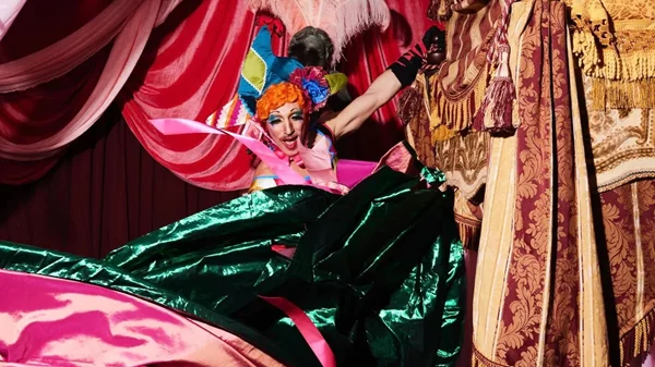 Μια New Year's Eve εξτραβαγκάντζα στο "Club Monamour"