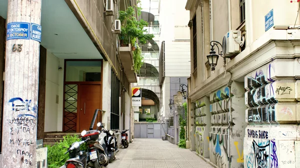 Αλμπέρ & Άσπα: Ένας δρόμος της Αθήνας και οι "Καραμπινιέροι" της Άσπας Στασινοπούλου.