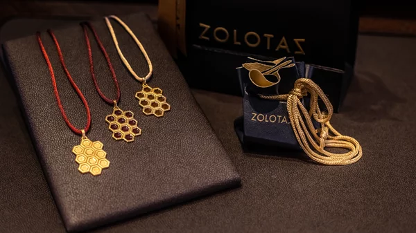 Κάνε ένα συμβολικό δώρο καρδιάς με το φετινό γούρι του οίκου Zolotas