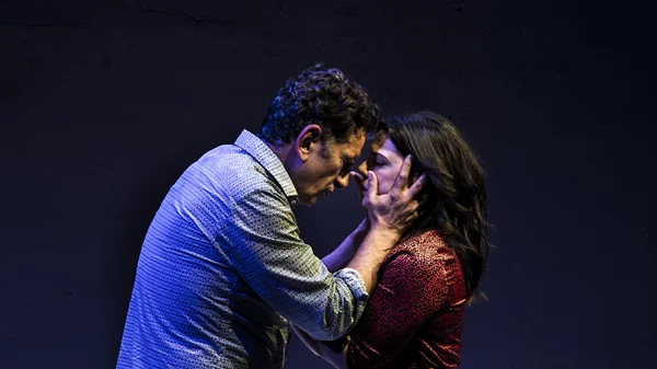 "Σκηνές από ένα γάμο": Το έργο-σημείο αναφοράς για τις συζυγικές σχέσεις ολοκληρώνει τις παραστάσεις του