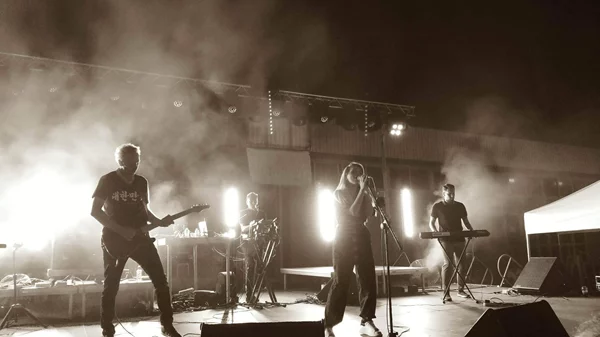 Οι Mikrο ηλεκτρίζουν το "Arch Club - Live Stage"