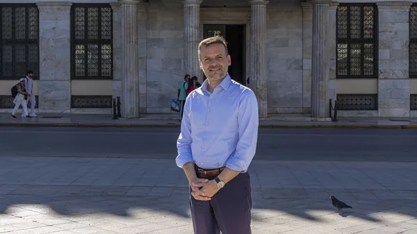 Ο Δήμαρχος Αθηναίων Χάρης Δούκας μιλά για το σχέδιο που θα αλλάξει την καθαριότητα της πόλης, τη στήριξη του ανεξάρτητου πολιτισμού, το zero food waste, τις κρήνες για δωρεάν νερό και τον υπερτουρισμό