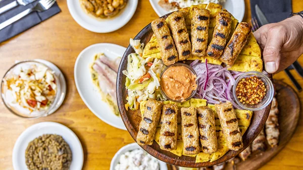 Παραδοσιακές γεύσεις, vegan κοπές και βραβευμένα εστιατόρια σε 5 στάσεις στα Εξάρχεια