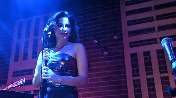 Η Κατερίνα Παπουτσάκη υποδέχεται το καλοκαίρι "Τραγουδιστά"