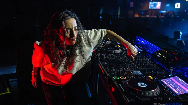 Sama Abdulhadi: Η techno υπερδύναμη επιστρέφει στο "Bolivar"