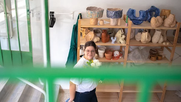 Τα χειροποιήτα κεραμικά του Bipolar Studio ενσαρκώνουν την Αθήνα σήμερα σε μορφή, υφή και περιεχόμενο με τον πιο πρωτόγονο τρόπο