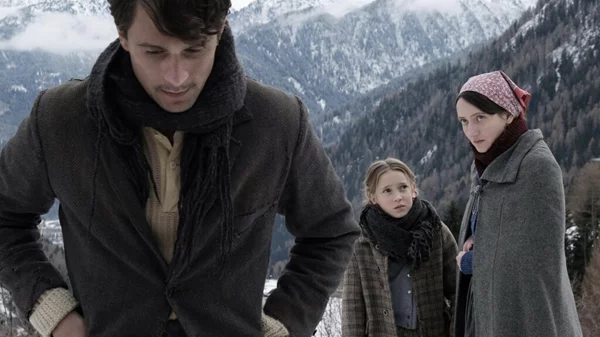 Η Μάουρα Ντελπέρο ενδιαφέρεται για την ανθρωπιά που κρύβεται στις σκοτεινές πλευρές