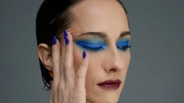 H Kit Kido στην πρώτη της ζωντανή εμφάνιση