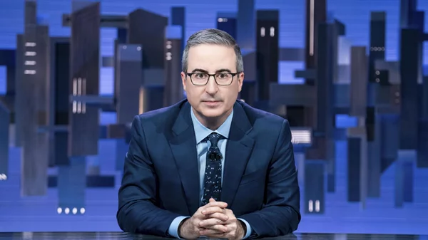 Ο Τζον Όλιβερ έρχεται στην Cosmote TV