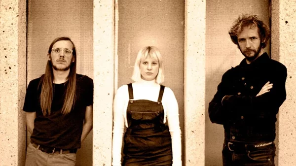 Το αγαπημένο τρίο των De Ambassade θα εμφανιστεί στην Death Disco