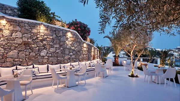 "Botrini's Mykonos": Ο Έκτορας Μποτρίνι επανακαθορίζει την έννοια του fine dining στο νησί των Ανέμων