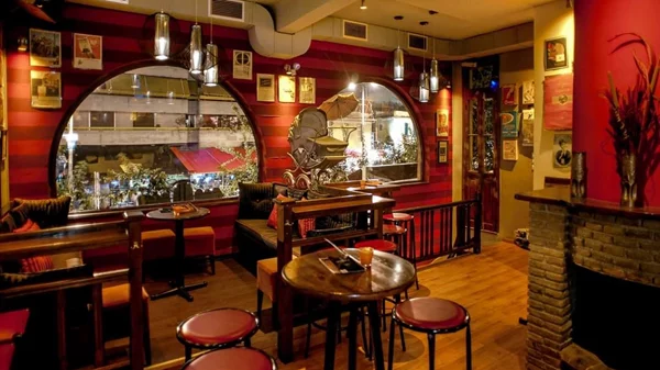 Στάση Μετρό Πανόρμου: Oυίσκι και rock ‘n’ roll ΄δίσκοι στο "Le Roi"