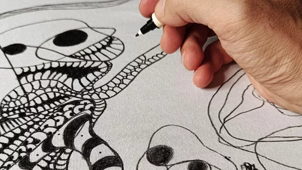 "Τα Τέρατα Μέσα Μας": Όταν η τέχνη συναντά την ψυχολογία και τη street art