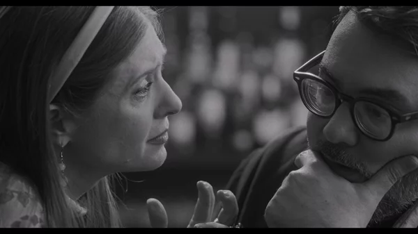 "Γελοίοι Έρωτες": Ο Δημήτρης Κατσιμίρης επιστρέφει με μια σπονδυλωτή κωμικοτραγική ματιά στον έρωτα