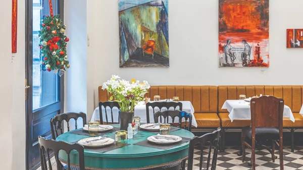 "Grande Dame": Αρχοντικές γιορτές σε μια "αθηναϊκή ταβέρνα"