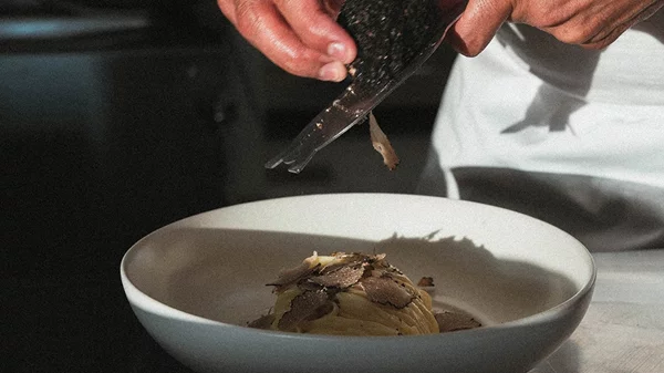Η διεθνής "La Cantine du Faubourg" στη Μύκονο