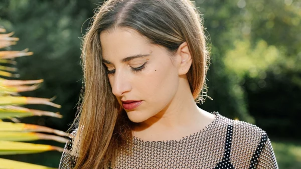 Η Άρτεμις Γρύμπλα, σεναριογράφος του Netflix top 10 "Είμαι η Τζο", κάνει τέχνη γύρω από το γυναικείο βίωμα