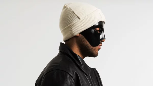 Ο Sicario με το "Φωτιά" κατέκτησε το νο.1 των ψηφιακών πωλήσεων για το 2025